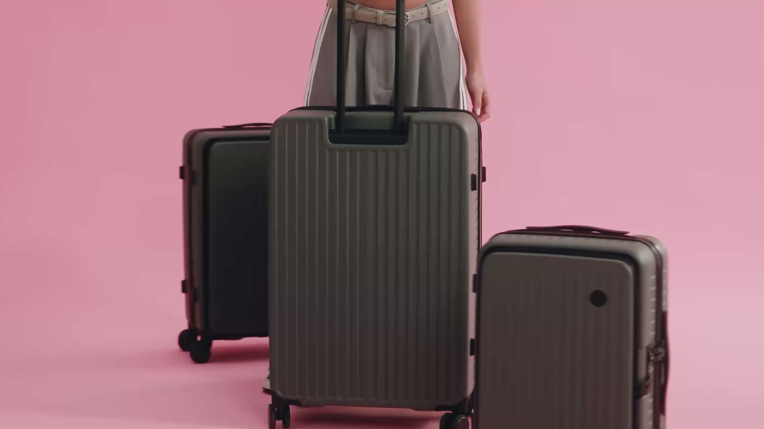 Venture Dual Open Large Suitcase in Green | Checked Luggage